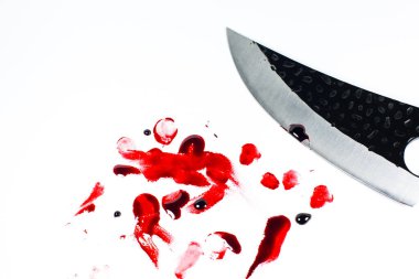 Kanlı bıçak. Beyaz arka planda kırmızı kanlı parmak izleri var. Korku ve olay yeri konsepti. Cadılar Bayramı kartpostalı.