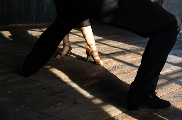 Några Ben Två Professionella Balsalsdansare Dansar Loft Studio Vacker Konstföreställning — Stockfoto