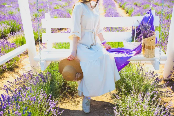 Fille Robe Lin Blanc Avec Bouquet Lavande Siège Chapeau Paille — Photo