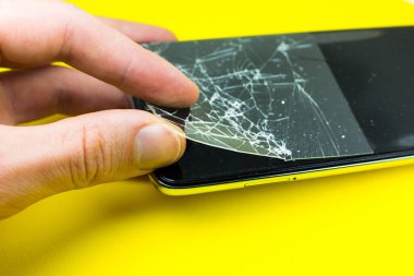 Kırık cam ekran koruyucuyu değiştiren adam. Düşmüş akıllı telefon. Kapat..