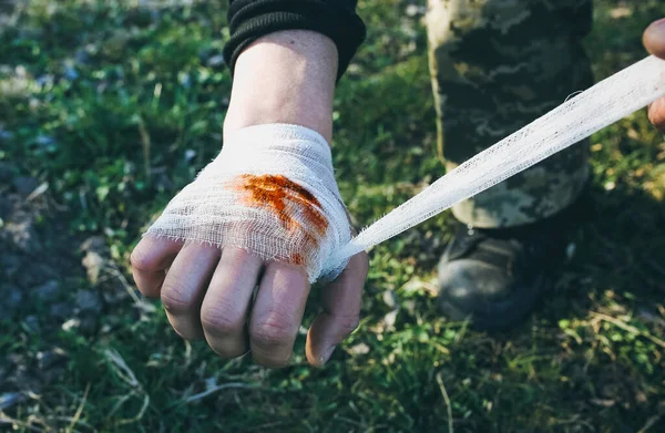Man Putting Bandage Bleeding Wound Injured Hand Tourist Nature Infection — 스톡 사진