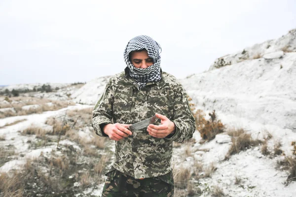 Soldier Standing Camouflage Uniform Checkered Keffiyeh Shemagh Bandana Man Knife — Photo