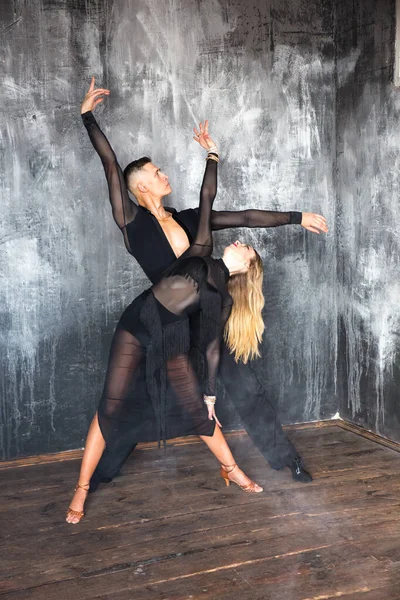 Par Bailarines Salón Profesionales Bailan Estudio Loft Hermosa Actuación Artística — Foto de Stock