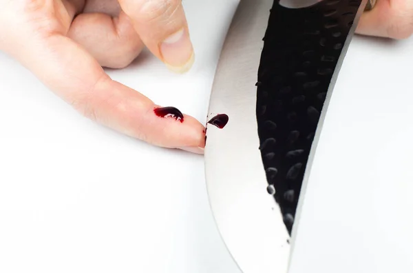 Жінка Порізала Палець Ножем Готуючи Кухні Палець Кров Приготування Їжі — стокове фото