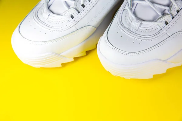 Sneakers Moderne Sullo Sfondo Giallo Allenatori Pelle Bianca Suola Grande — Foto Stock