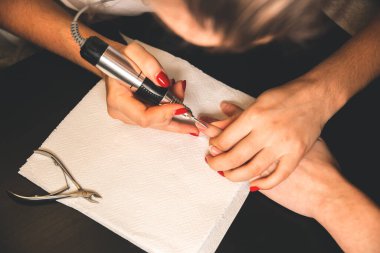 Kadın manikür yapıyor. Evdeki salon prosedürleri. Güzel eller ve tırnaklar..