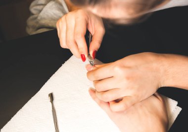 Kadın manikür yapıyor. Evdeki salon prosedürleri. Güzel eller ve tırnaklar..