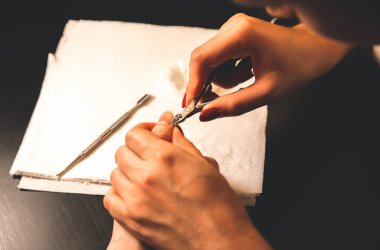 Kadın manikür yapıyor. Evdeki salon prosedürleri. Güzel eller ve tırnaklar..