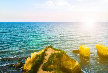 Hava aracı fotoğrafı. Deniz kenarındaki İskandinav arazisindeki yeşil kayalık tepelerin güzel manzarası. Yeşil dağlar ve okyanus dalgaları. Seyahat ve seyahat kavramı. Şaşırtıcı doğa..