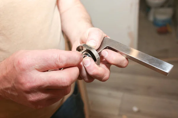 Hombre Está Instalando Manija Las Puertas Trabajos Reparación Mantenimiento Apartamento — Foto de Stock