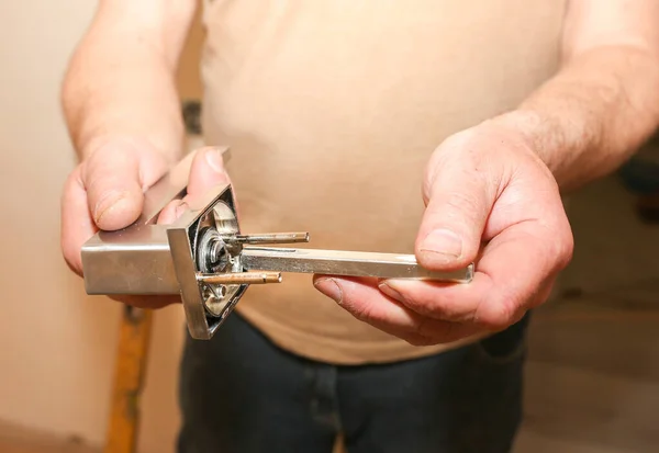 Homme Installe Poignée Des Portes Travaux Réparation Entretien Dans Appartement — Photo