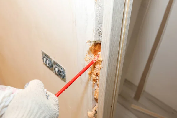 Facet Instaluje Drzwi Pianką Sprayu Naprawa Działa Konserwacja Mieszkaniu — Zdjęcie stockowe