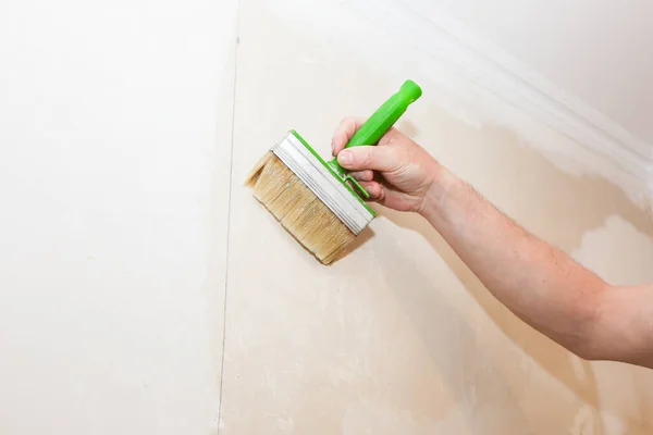 Hombre Está Poniendo Pegamento Pared Con Cepillo Fondo Pantalla Colgando — Foto de Stock