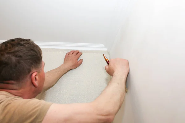 Man Cutting Wallpaper Maintenance Repair Works Renovation Flat Restoration Indoors — Foto de Stock