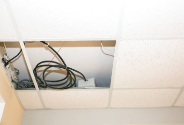 Eski kırık elektrik tesisatı. Onarım çalışmaları.