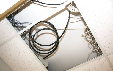 Eski kırık elektrik tesisatı. Onarım çalışmaları.