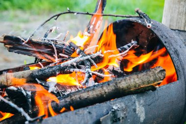 Barbekü için dışarıda bir yer. Odunlu ateş. Izgara için yaz zamanı..