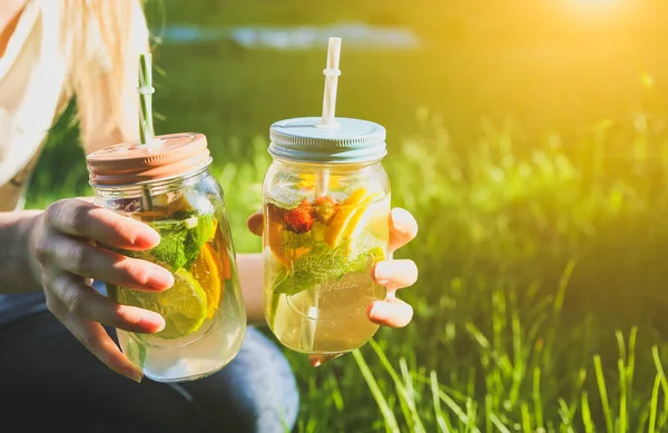 Mädchen Mit Frischer Limonade Glas Mit Strohhalmen Hipster Sommergetränke Umweltfreundlich — Stockfoto