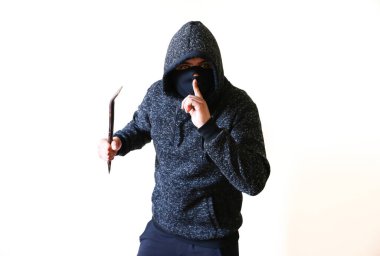 Kapının yanında demir levye olan bir suçlu. Siyah kapüşonlu bir soyguncu..