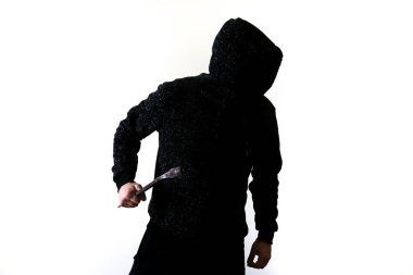 Kapının yanında demir levye olan bir suçlu. Siyah kapüşonlu bir soyguncu..