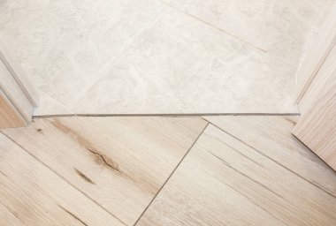 Kapalı alanda eşik kurulumu. Dairede tadilat yapılıyor..