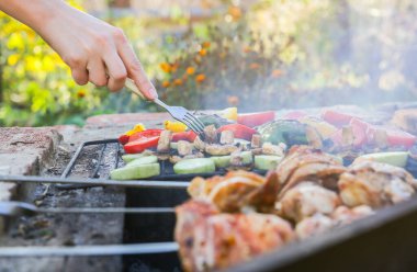 Sebze ve ızgarada et. Biber, domates, mantar ve kabak kabağı. Tavuk açık ateşte. Yaz barbekü partisi. Sağlıklı doğal yiyecek..