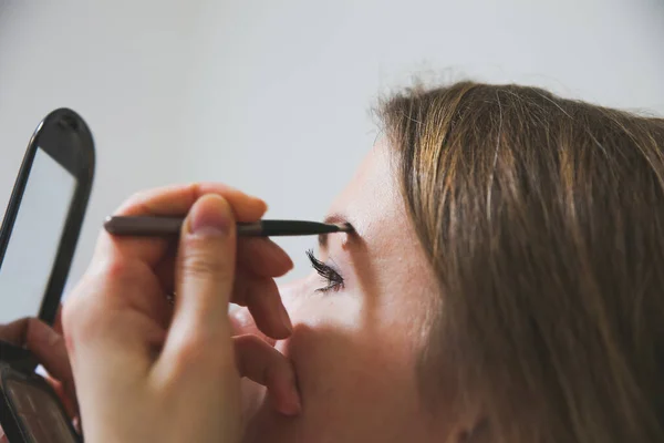 Mädchen Schminken Sich Augenbrauen Mit Pinsel Pudern Schönheitsfotokonzept — Stockfoto