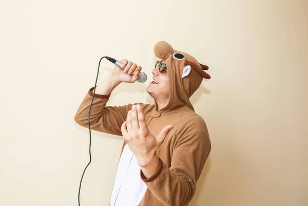 Muž Kostýmu Krávy Zpívající Karaoke Chlápek Legračním Zvířecím Pyžamu Drží — Stock fotografie