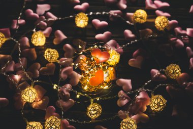 Kalpli ışıklar. Romantik aşk kavramı. Şenlikli fikirler. Sevgililer Günü kartpostalı.