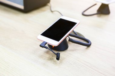 Dükkandaki akıllı telefon. Modern teknolojiler.