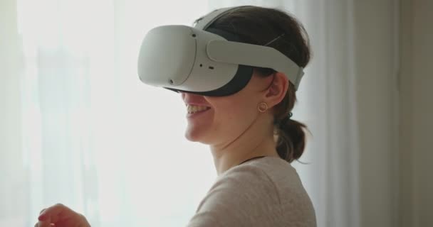 Jeune femme dans VR lunettes expérimentant le monde virtuel — Video