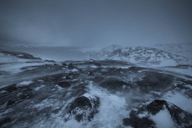 Rusya, Murmansk bölgesi. Tepelerde kar fırtınası