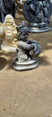 Güzel Lord Krishna heykeli tamamen çamur tarafından hazırlandı. 