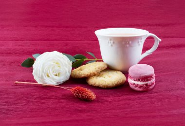 Sabah kahvaltı seti. Kurabiye ve kurabiyeli çay.