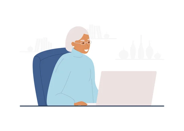 一个快乐的老妇人坐在笔记本电脑旁的平面矢量卡通画 老年人掌握计算机的概念 — 图库矢量图片