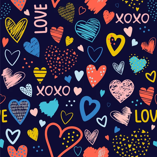 Бесшовный узор с нарисованными вручную каракулями сердцами и текстом - любовь, xoxo. Творческая любовная текстура. Вектор — стоковый вектор