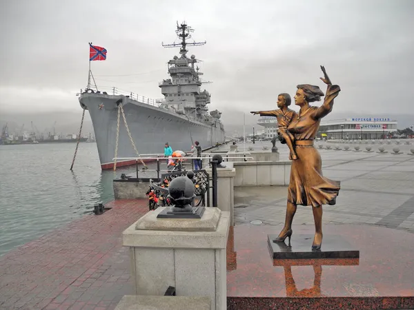 Sudaki şehir anıtları ve hayır.