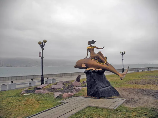 Foto Uma estátua de um cavalo-marinho na frente de um corpo de água –  Imagem de Puerto vallarta