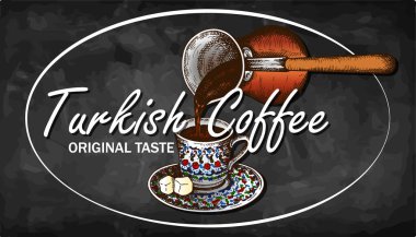 Kara tahtaya izole edilmiş renkli Türk kahvesi logosu çizimi. Karatahtanın üstünde lokum olan bir fincan sade kahve. Oriental kafe etiketi. Geleneksel Arap içkisi. Vektör illüstrasyonu.
