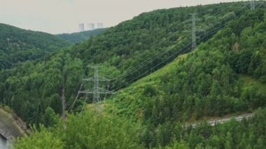 Yüksek voltaj direği ya da yüksek voltaj kulesi. Güç hatları ve trafoları olan dağıtım elektrik santrali.