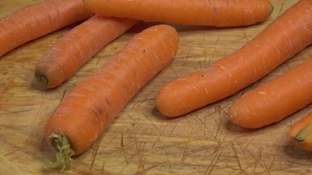 Zanahoria Fresca Daucus Carota Una Tabla Cortar Madera — Vídeo de stock
