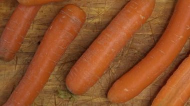 Tahta kesme tahtasının üzerinde taze havuç (daucus carota)