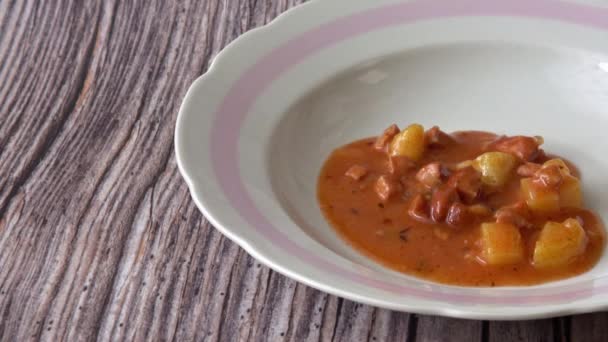 Sopa Tradicional Saborosa Goulash Tcheco Com Salsichas Goulash Batata Com — Vídeo de Stock