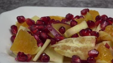 Taze meyveli lezzetli meyve salatası. Nar, portakal, elma