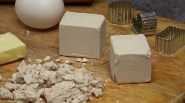 Kurabiye pişirmek için gerekli malzemelere sahip fırın arka planı