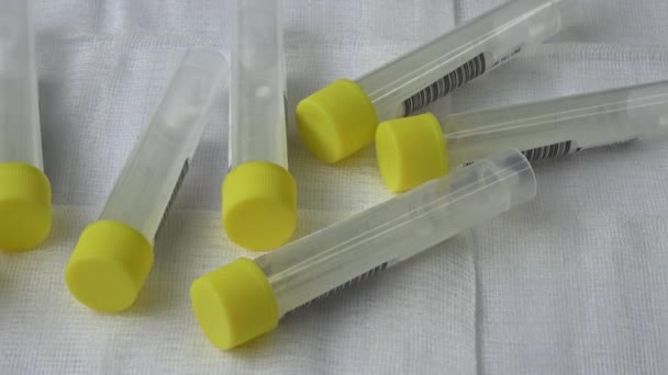 Πλαστικοί Δοκιμαστικοί Σωλήνες Κίτρινα Καλύμματα Για Συλλογή Δειγμάτων Ιατρική Σύγχρονη — Αρχείο Βίντεο