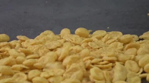 Maïsvlokken Traditionele Ontbijtgranen Vallende Cornflakes Zwarte Achtergrond — Stockvideo