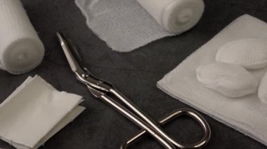 Tıbbi bandaj makas ve yapıştırma alçı ile. Tıbbi donatımı.