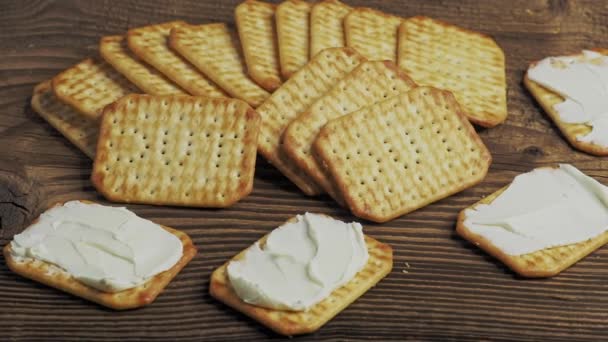 Galletas Saladas Secas Aisladas Sobre Fondo Madera — Vídeos de Stock