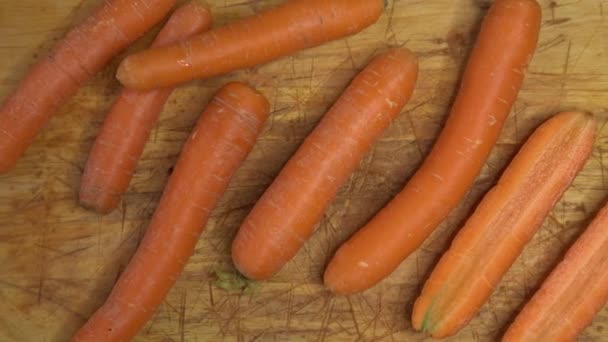 Свежие Морковь Разделочную Доску — стоковое видео
